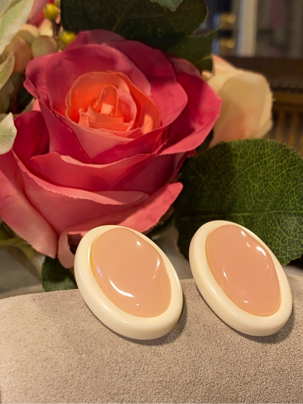 1990 Avon "Shades of Spring" pink and cream lucite oval earrings
